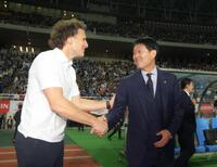 試合前に握手を交わすウルグアイのフォルラン監督（左）と森保一監督