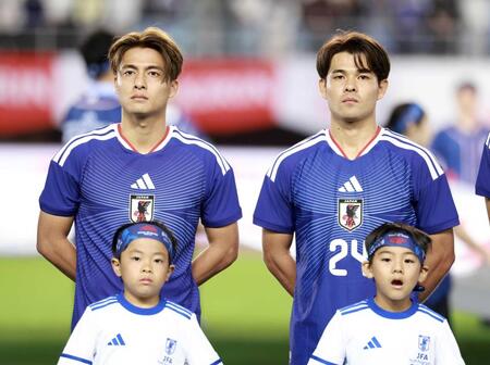 　試合前に肩を並べる佐野航（左）と佐野海