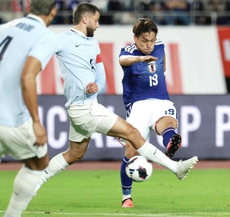　前半、先制ゴールを決める松木