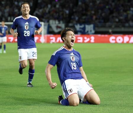 　前半、先制ゴールを決め、雄たけびを上げる松木（撮影・石井剣太郎）