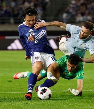 　日本-ウルグアイ　試合終了間際、チーム３点目のゴールを決める上田（左）＝キューアンドエースタジアムみやぎ