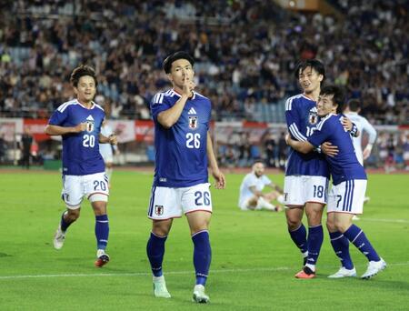 後半、勝ち越しゴールを決めた塩貝（左から２人目）＝９月２４日、キューアンドエースタジアムみやぎ