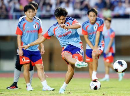 　ベネズエラ戦に向け調整する塩貝（中央）＝広島市内