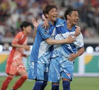 Ｊリーグオールスター　ＤＡＺＮカップでＰＫを決め喜ぶＪ１ＷＥＳＴの香川真司（右）と乾貴士＝６月