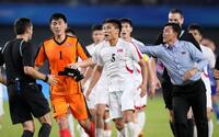 日本に敗れ、試合終了後に審判に詰め寄る北朝鮮選手たち（２３年１０月１日撮影）＝共同