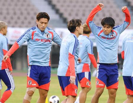 　ベネズエラ戦へ向け調整する松木（左）と田中聡