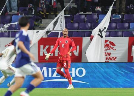 前半、指示を出す日本代表・小久保玲央ブライアン（撮影・北村雅宏）