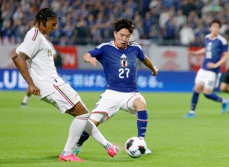 日本－ベネズエラ　前半、競り合う佐藤（右）＝エディオンピースウイング広島