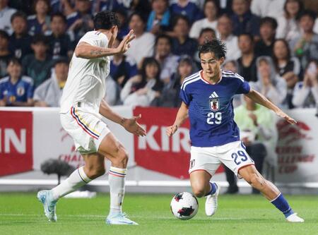 日本－ベネズエラ　前半、攻め込む斎藤（右）