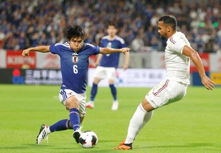 日本－ベネズエラ　前半、攻め込む田中聡（左）