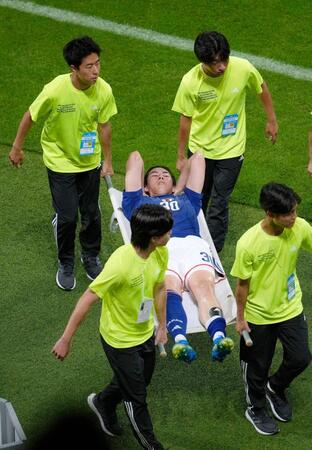 日本－ベネズエラ　前半、担架で運ばれる熊坂