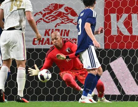 日本－ベネズエラ　前半、シュートを防ぐＧＫ小久保　