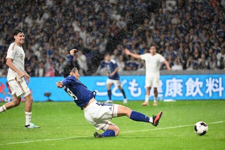 日本－ベネズエラ　後半、チーム１点目のゴールを決める上田