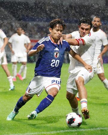 日本－ベネズエラ　後半、競り合う久保（左）