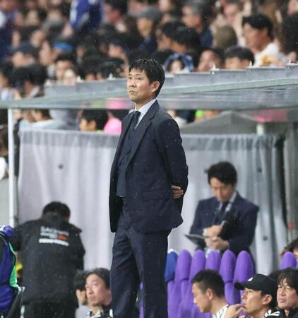 前半、試合を見守る日本代表・森保一監督（撮影・北村雅宏）