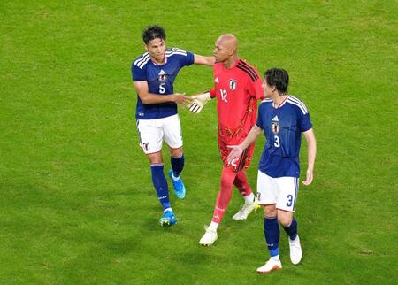 日本－ベネズエラ　前半を終え、タッチを交わす渡辺（左）とＧＫ小久保