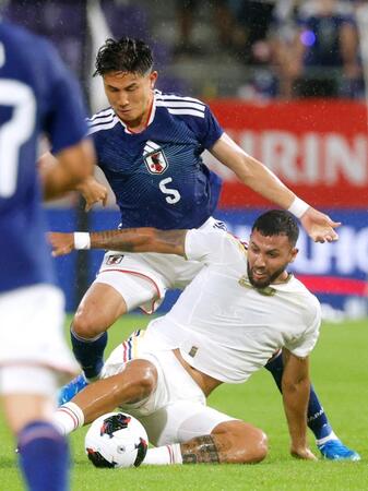 日本－ベネズエラ　前半、競り合う渡辺（左）