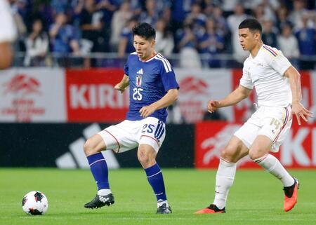日本－ベネズエラ　前半、攻め込む鈴木淳（左）