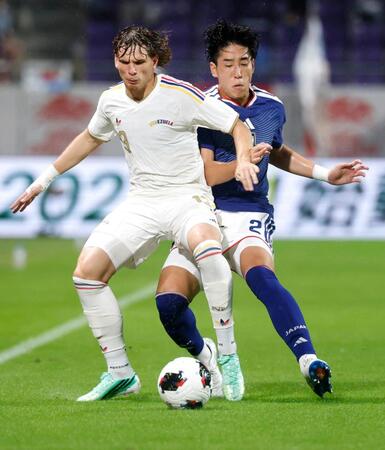 日本－ベネズエラ　前半、競り合う中野（右）