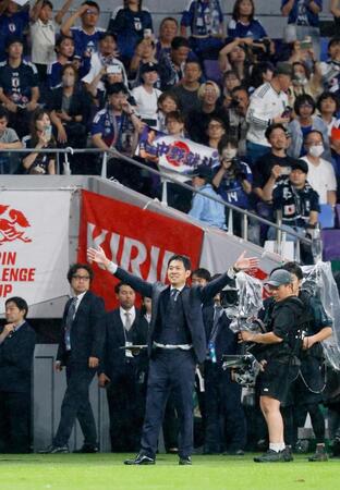ベネズエラに逆転勝ちし、サポーターの声援に応える森保監督