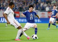 日本－ベネズエラ　前半、競り合う佐藤（右）＝エディオンピースウイング広島
