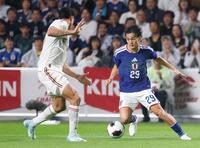 日本－ベネズエラ　前半、攻め込む斎藤（右）