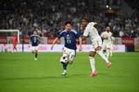 日本－ベネズエラ　前半、競り合う佐藤㊧