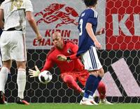 日本－ベネズエラ　前半、シュートを防ぐＧＫ小久保　