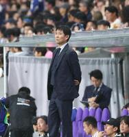 前半、試合を見守る日本代表・森保一監督（撮影・北村雅宏）
