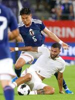 日本－ベネズエラ　前半、競り合う渡辺（左）