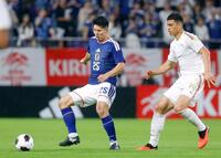 日本－ベネズエラ　前半、攻め込む鈴木淳（左）