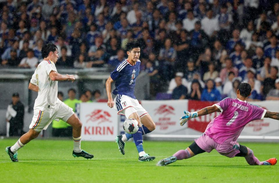 日本－ベネズエラ　前半、ゴールを狙う後藤（中央）