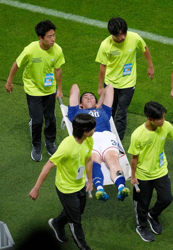 日本－ベネズエラ　前半、担架で運ばれる熊坂