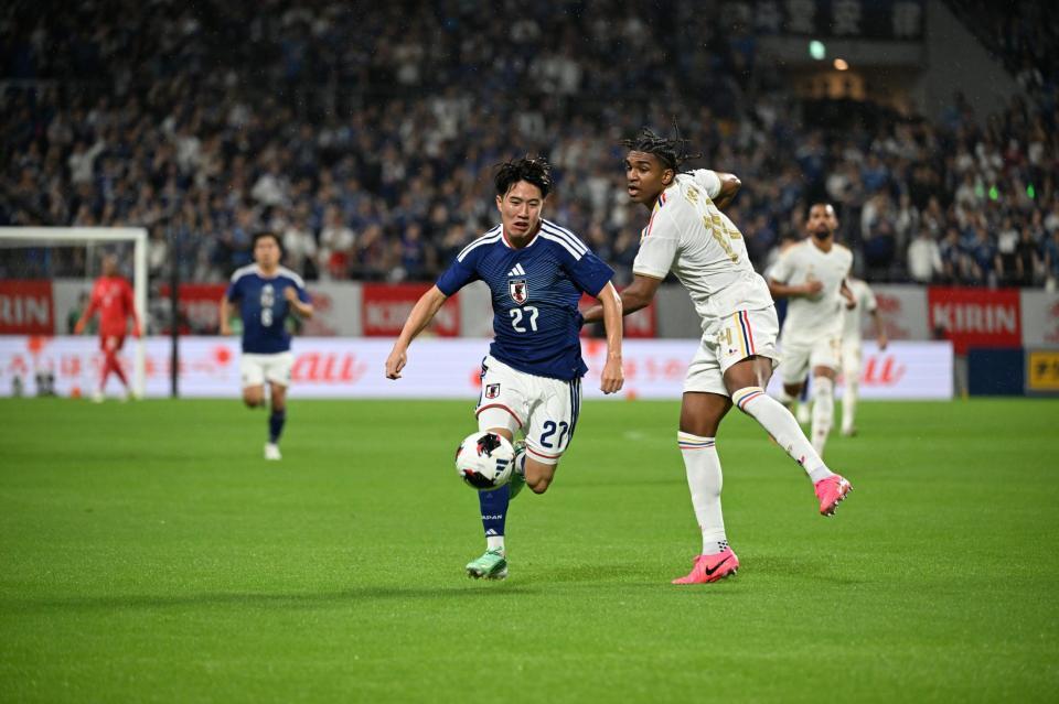 日本－ベネズエラ　前半、競り合う佐藤㊧