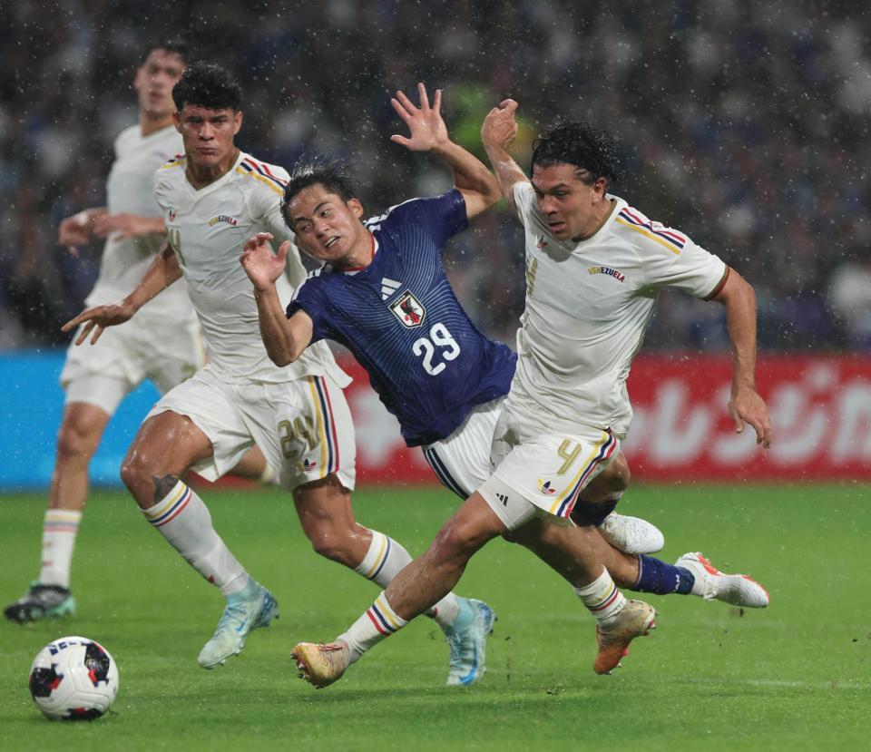 前半、ボールを競り合う日本代表・斎藤俊輔（中央）＝撮影・北村雅宏