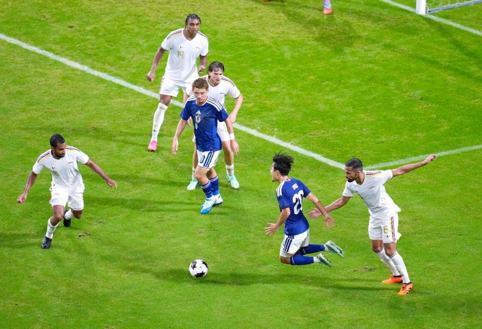 日本－ベネズエラ　後半、激しく競り合う久保（右から２人目）。ＶＡＲが介入しＰＫを獲得した