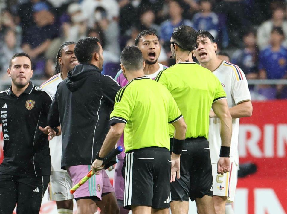試合後、審判に詰め寄るベネズエラの選手（撮影・北村雅宏）
