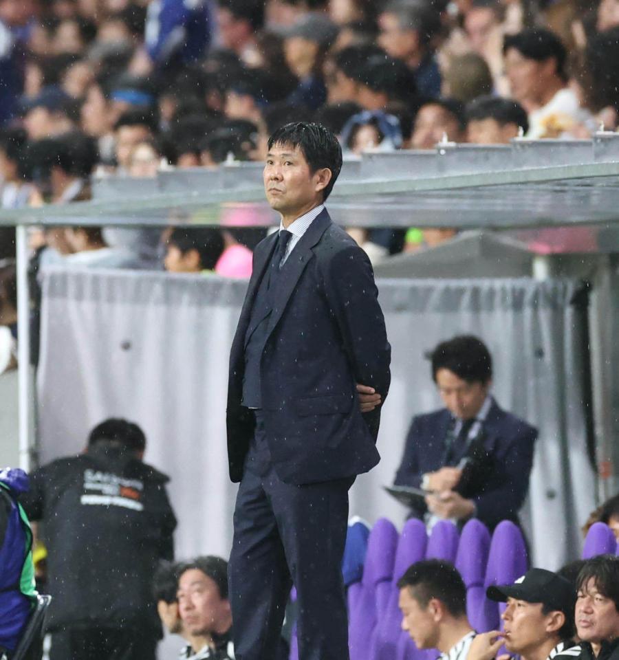 前半、試合を見守る日本代表・森保一監督（撮影・北村雅宏）