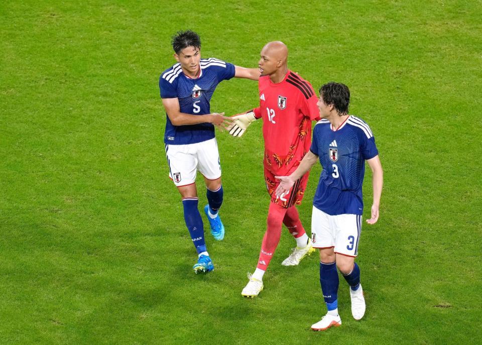 日本－ベネズエラ　前半を終え、タッチを交わす渡辺（左）とＧＫ小久保
