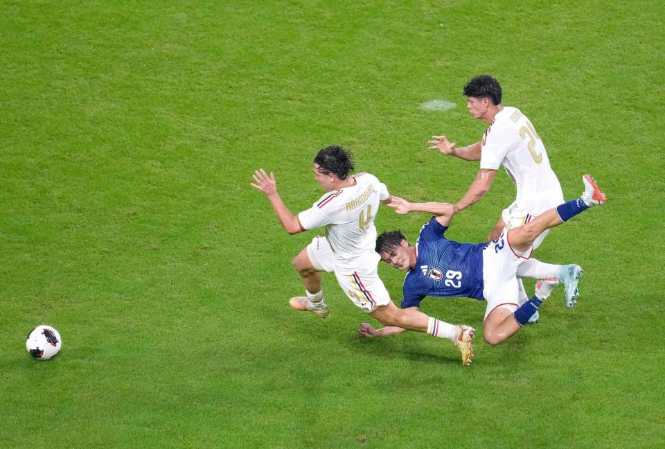 日本－ベネズエラ　前半、激しく競り合う斎藤（中央）