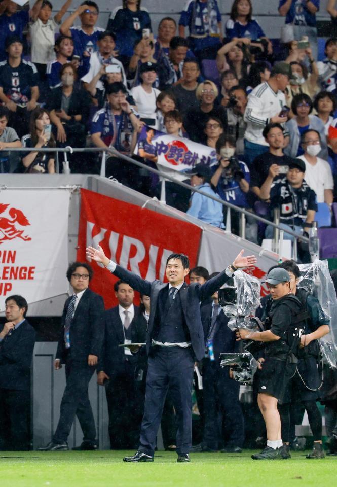 ベネズエラに逆転勝ちし、サポーターの声援に応える森保監督