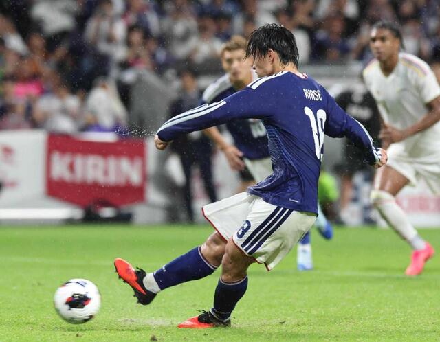 後半、ＰＫで２点目のゴールを奪う上田（撮影・北村雅宏）