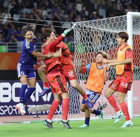 ＰＫ戦の末、ウズベキスタンに勝利し喜ぶＧＫピサノ（左から２人目）ら日本イレブン