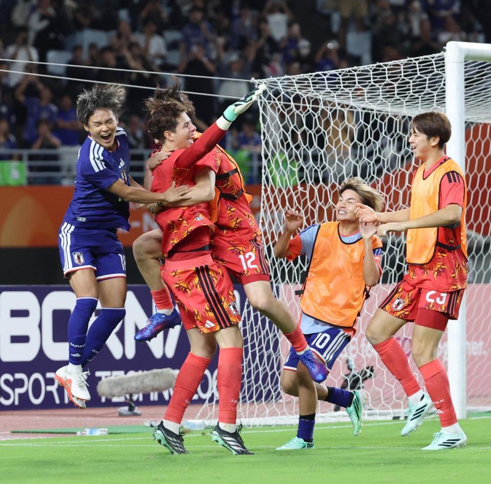 ＰＫ戦の末、ウズベキスタンに勝利し喜ぶＧＫピサノ（左から２人目）ら日本イレブン