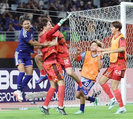 　ＰＫ戦の末、ウズベキスタンに勝利し喜ぶＧＫピサノ（左から２人目）ら日本イレブン（撮影・黒田淳一）