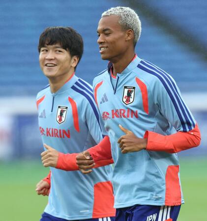 エクアドル戦を前に調整した日本代表・望月ヘンリー海輝（右）と谷村海那（３０日）