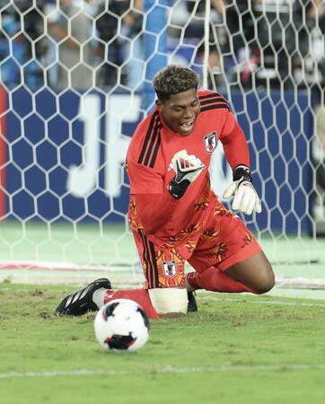 ＰＫ、エクアドルの３本目を止めた日本代表・鈴木彩艶（撮影・伊藤笙子）