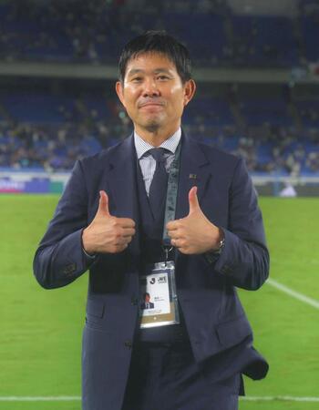 勝利しポーズをとる森保一監督（撮影・石井剣太郎）