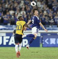 前半、クリアボールをヘディングする日本代表・瀬古歩夢（撮影・伊藤笙子）