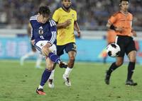 前半、ミドルシュートを打つ日本代表・鈴木唯人（撮影・伊藤笙子）